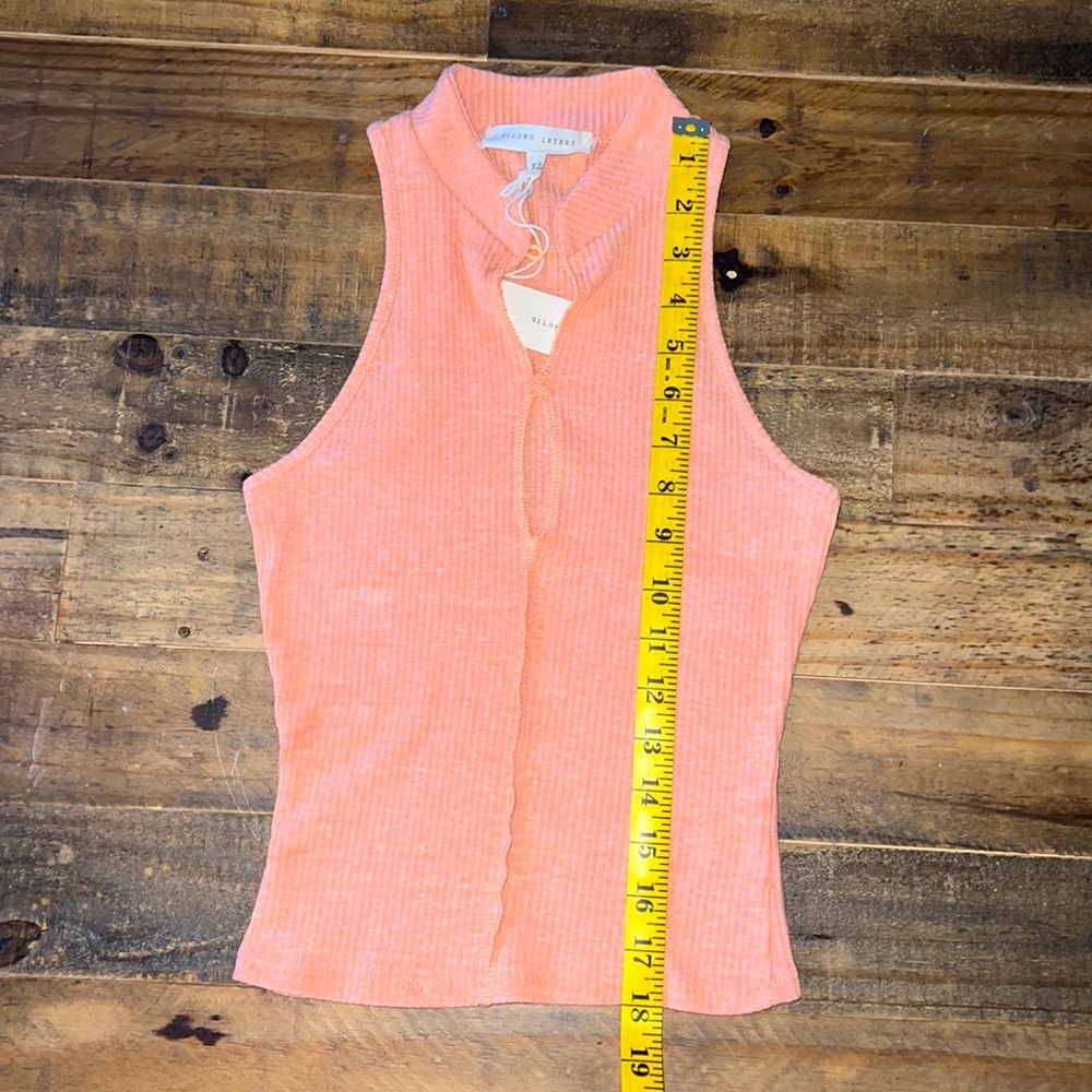 Keyhole Cropped Tank - Picture 4 of 5